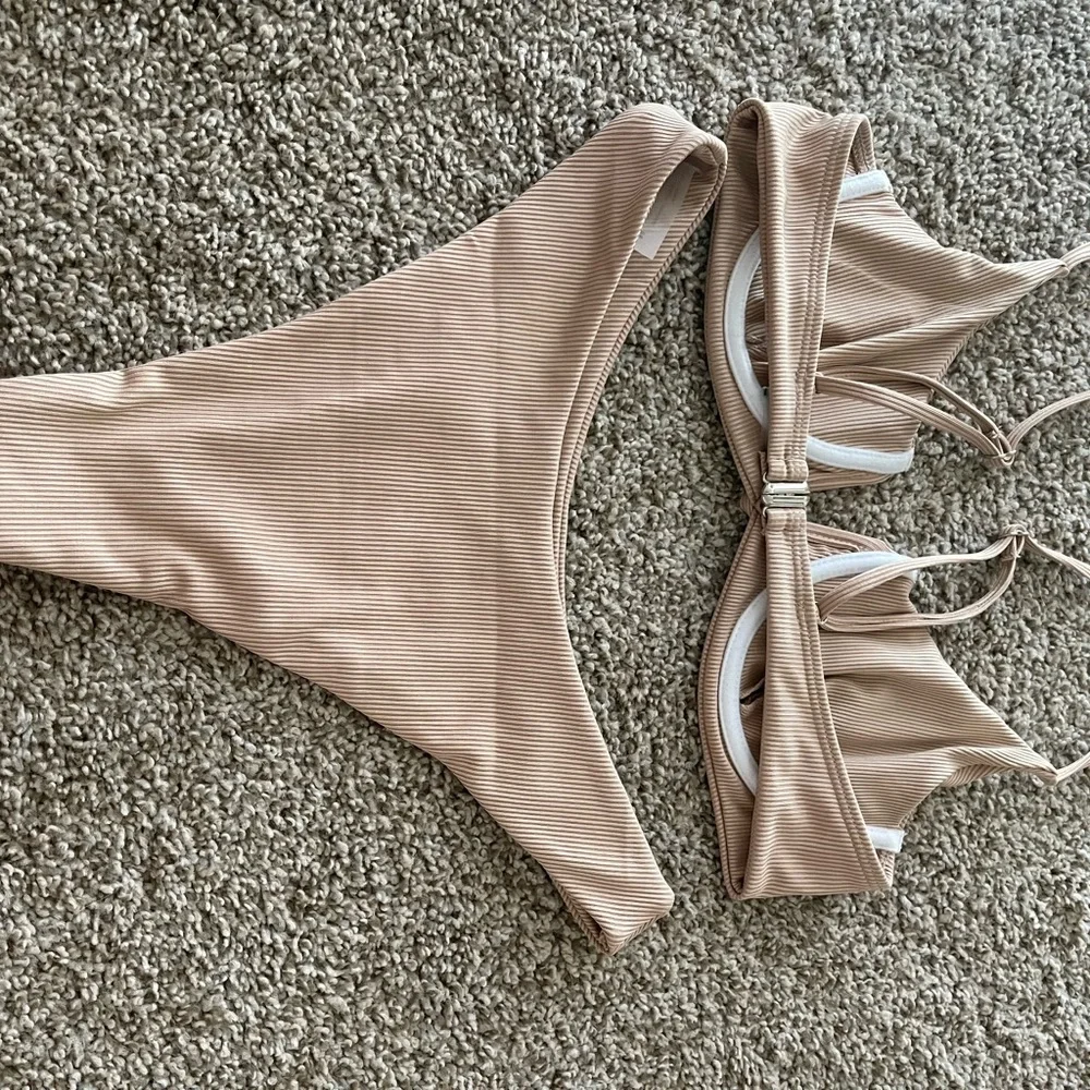 Bikini - Picture 2 of 3